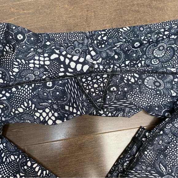 Lululemon Wunder Crop in Pretty Lace White Black - Picture 8 of 10
